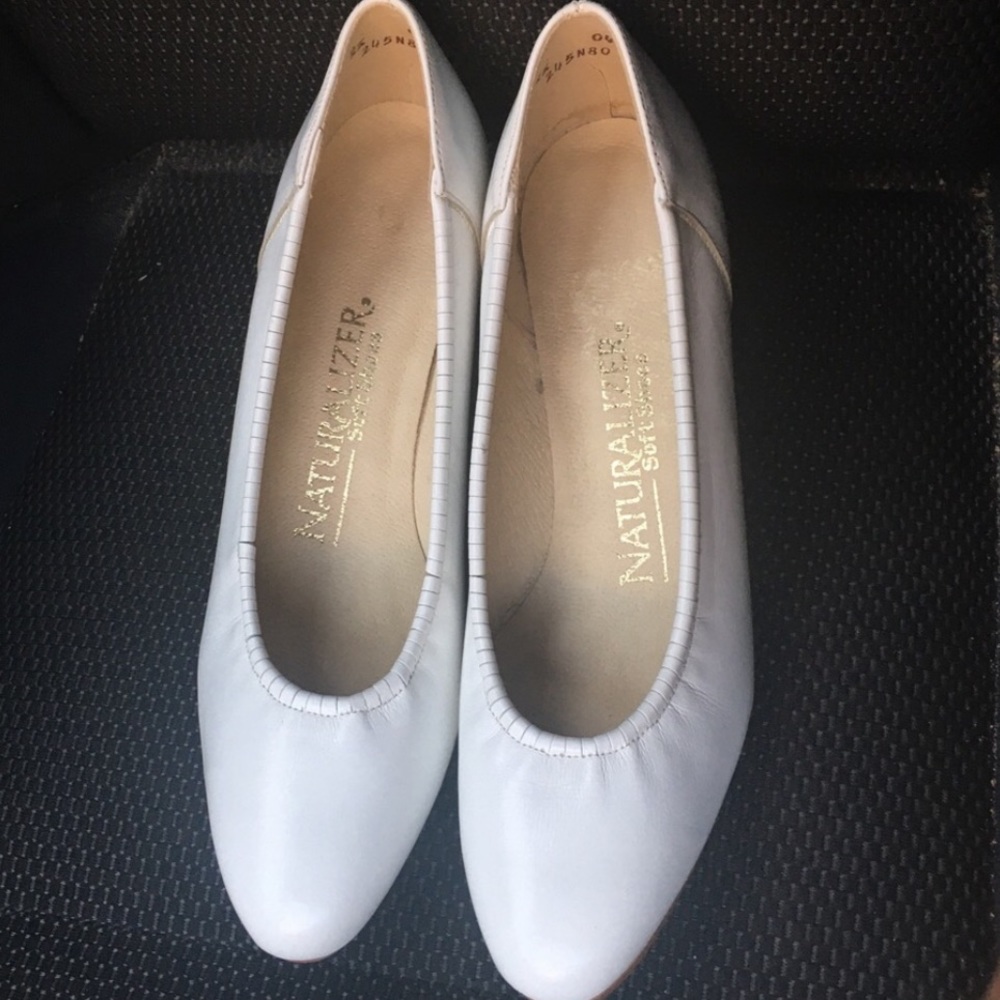 Naturalizer Soft Shoe White Short Heel Size 5.5B